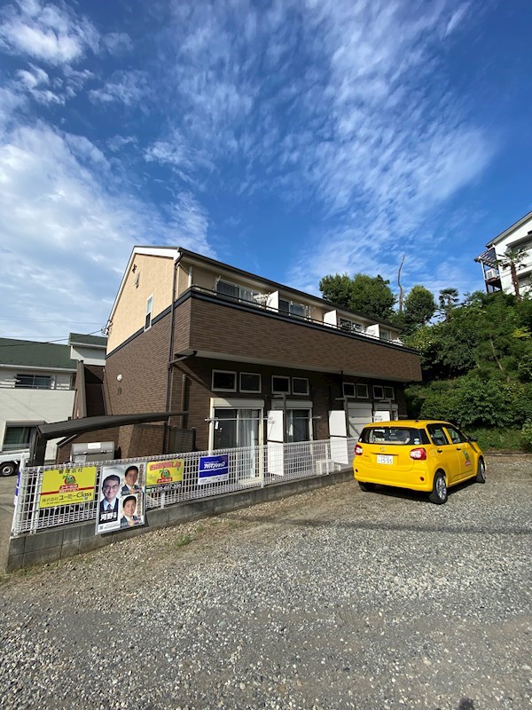 平塚市真田のアパートの建物外観