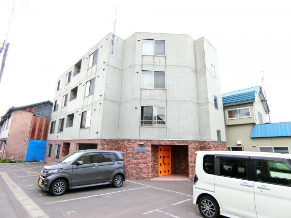 【小樽市新富町のマンションの建物外観】