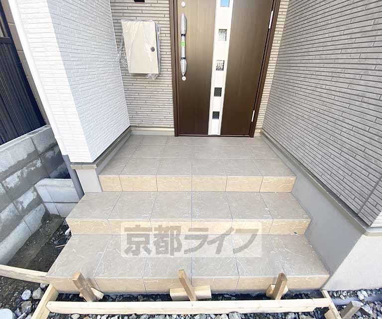 【京都市右京区嵯峨折戸町のアパートのエントランス】