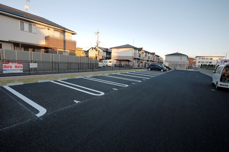 【守山市下之郷のアパートの駐車場】