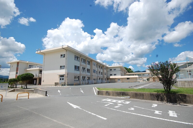 【飯塚市横田のアパートの小学校】