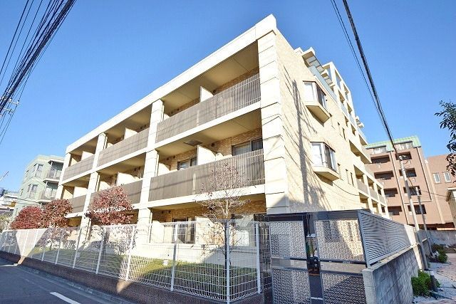 調布市布田のマンションの建物外観