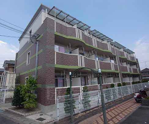 京田辺市東鍵田のマンションの建物外観