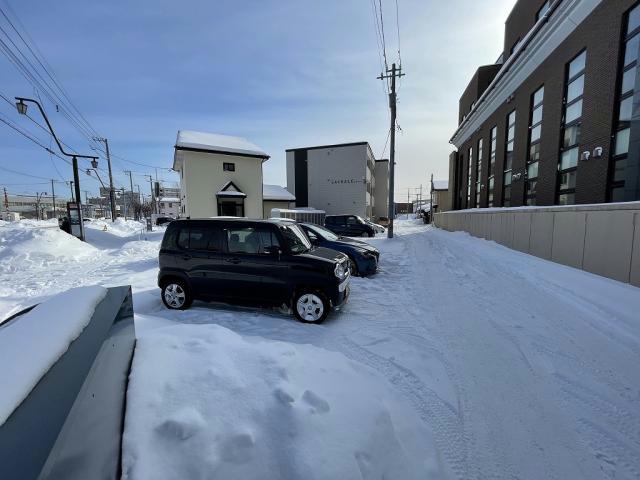 【函館市万代町のアパートの駐車場】