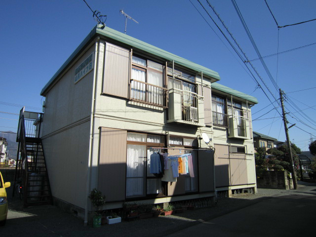 秦野市渋沢のアパートの建物外観