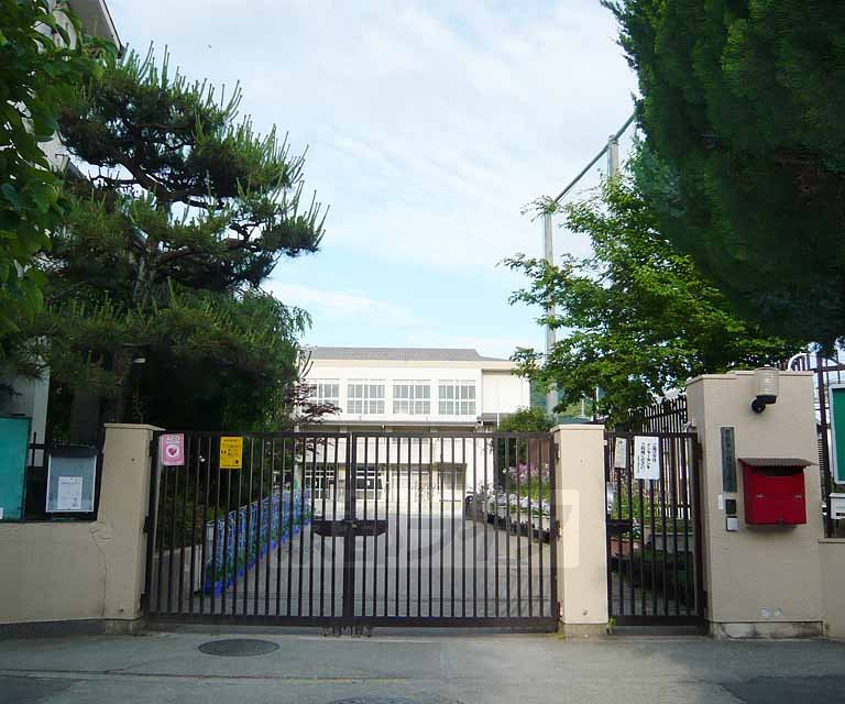 【京都市伏見区深草稲荷中之町のマンションの小学校】