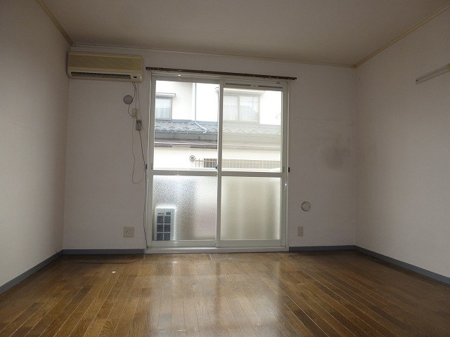 居室・リビング　写真は別号室です。