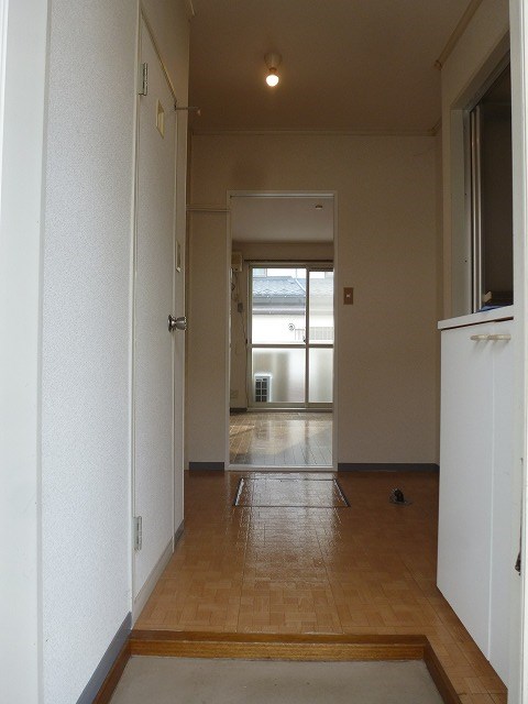 玄関　写真は別号室です。
