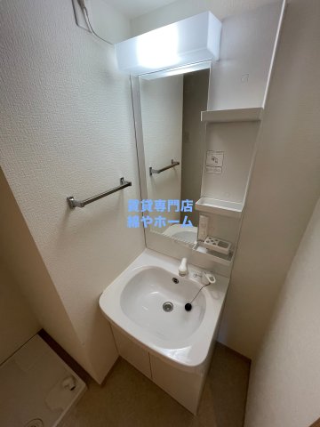 洗面設備　独立洗面台、小物を置くことができて便利です