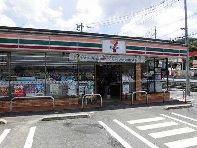 コンビニ　セブンイレブン山口由宇店（コンビニ）まで700m