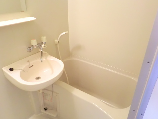 バス・シャワールーム　洗面台付きお風呂です。