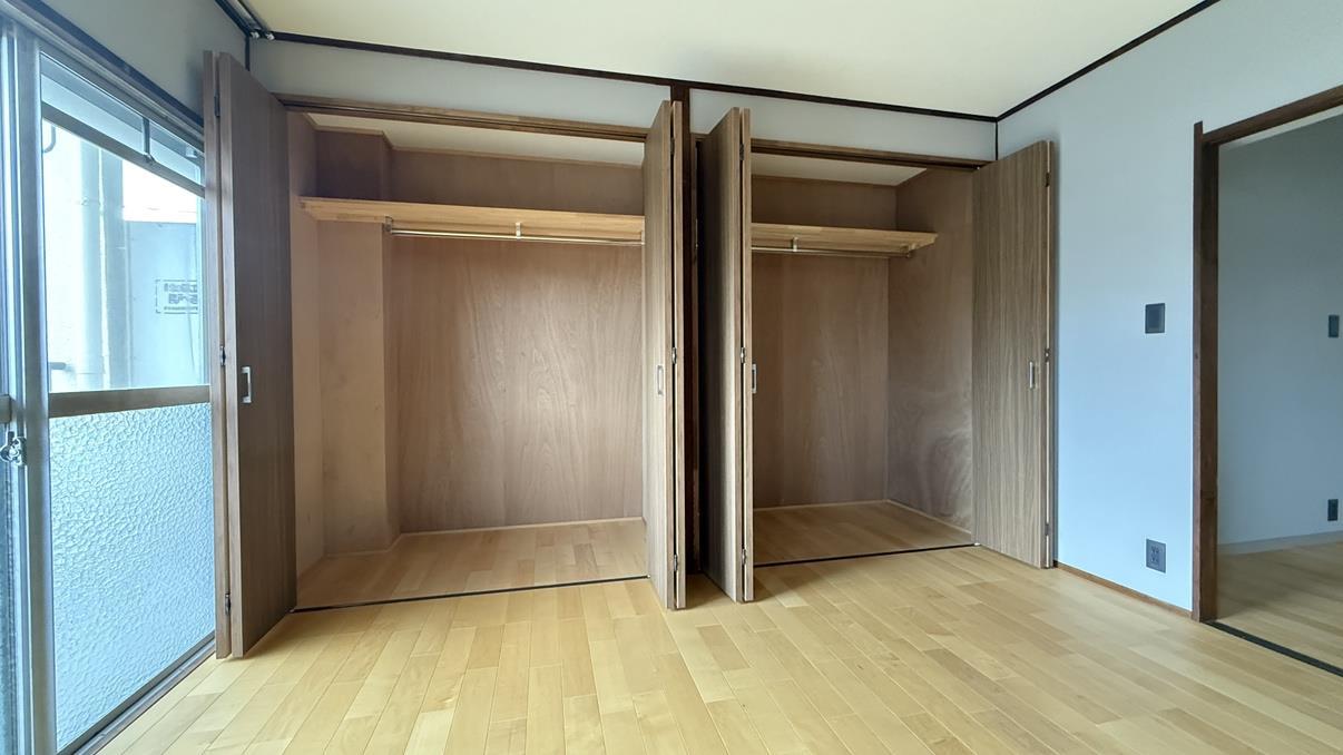 収納　洋室のクローゼット。奥行きも高さも余裕の収納スペースをご用意