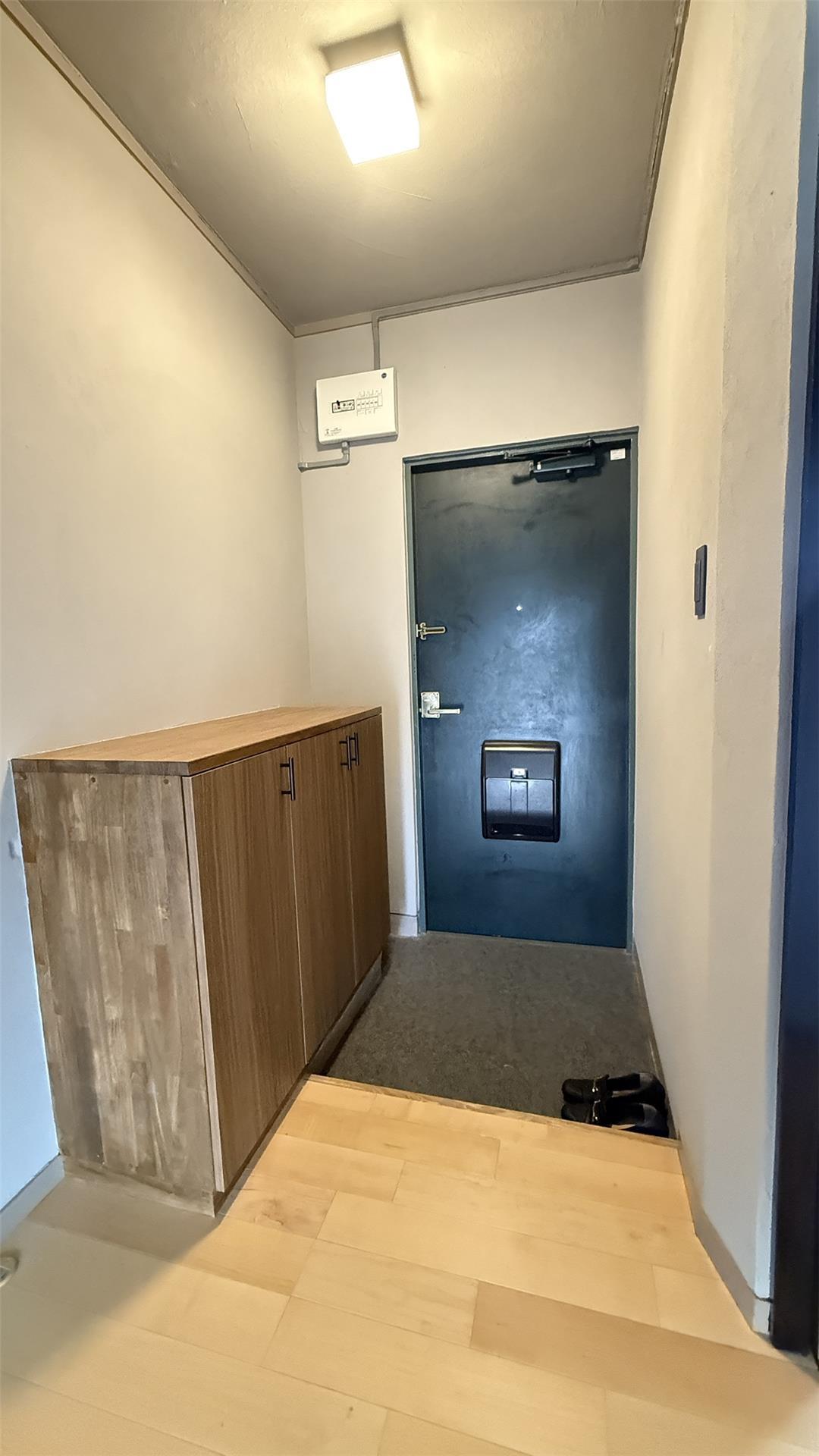 玄関　靴箱の横には小さなスペースがあり、傘立てを置いても◎