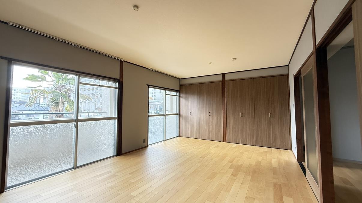 居室・リビング　広々12帖の洋室。クローゼットが２つもあって収納力も抜群です