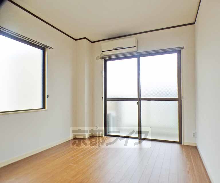 居室・リビング　改装済みの綺麗なお部屋です。