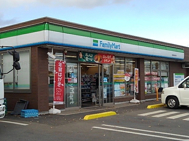 コンビニ　ファミリーマート（コンビニ）まで500m