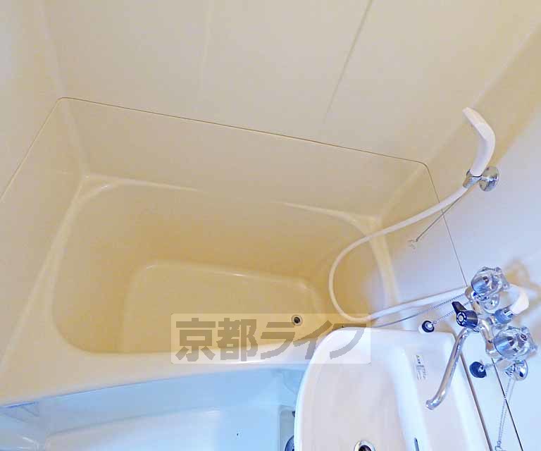 バス・シャワールーム　広いバスルームです。