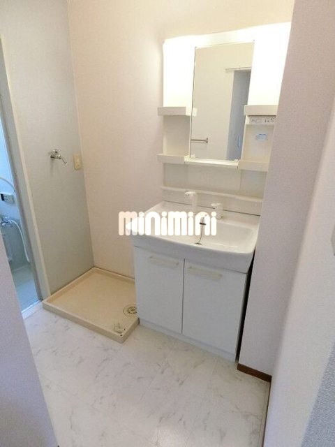 洗面設備　朝の身支度のスムーズな独立洗面台です。