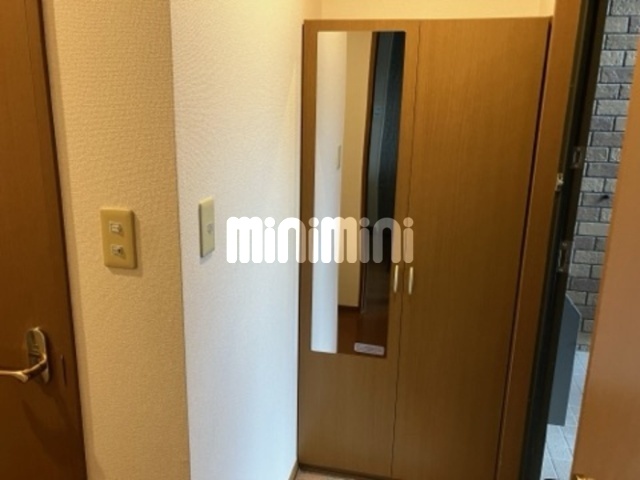 玄関　背の高い下駄箱があり靴をすっきり収納できます。