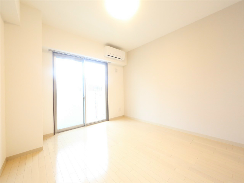 バルコニー　洋室8帖　エアコン完備　南面バルコニー