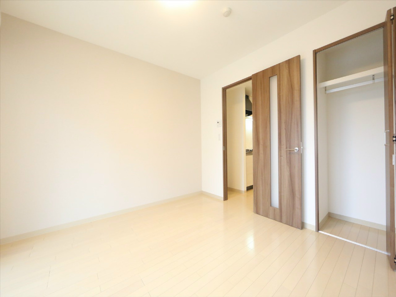 居室・リビング　洋室8帖　エアコン付　クローゼット付（収納充実してます）