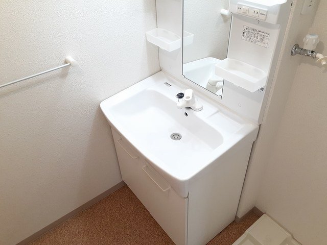 洗面設備　ゆったりとスペースのある洗面所