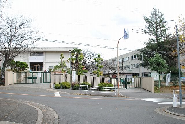 中学校　吹田市立青山台中学校（中学校）まで1976m