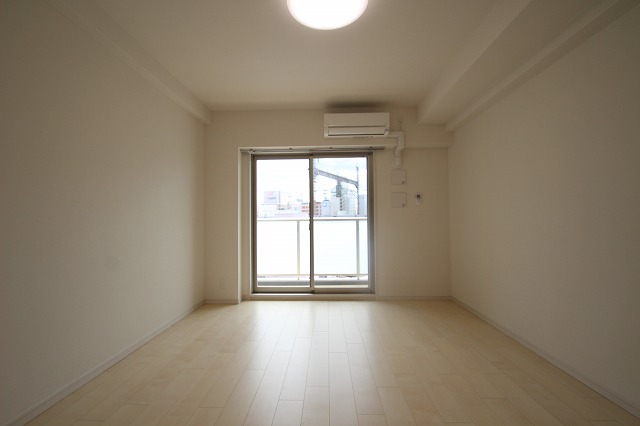 居室・リビング　別号室の写真です（反転）