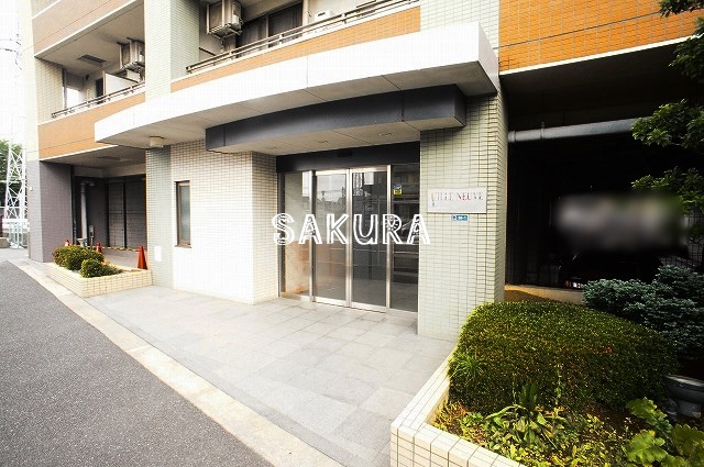 エントランス　重厚感のある建物デザイン♪