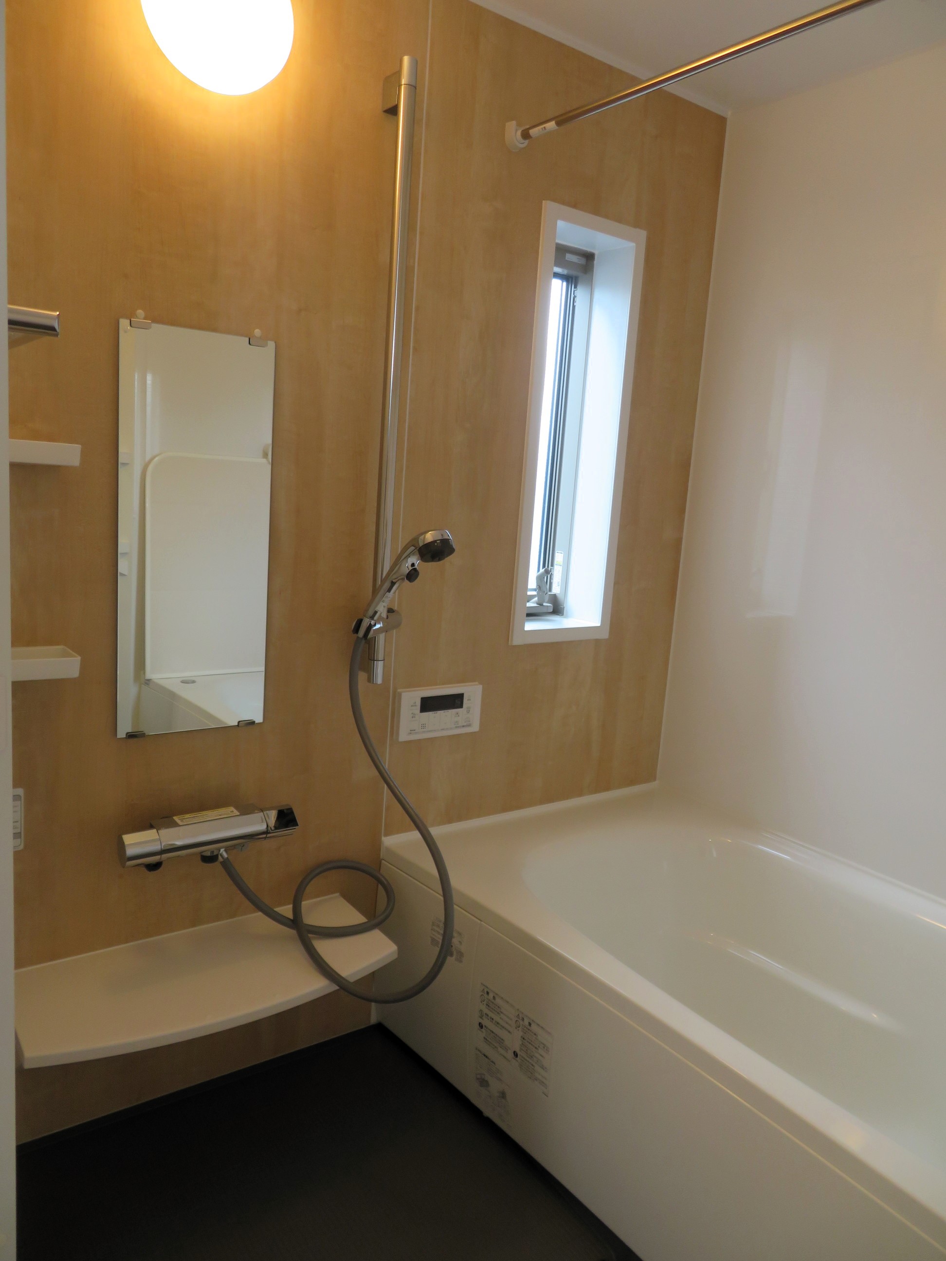 バス・シャワールーム　一坪風呂です。追炊・浴室乾燥機付きです！窓もあり換気OK！