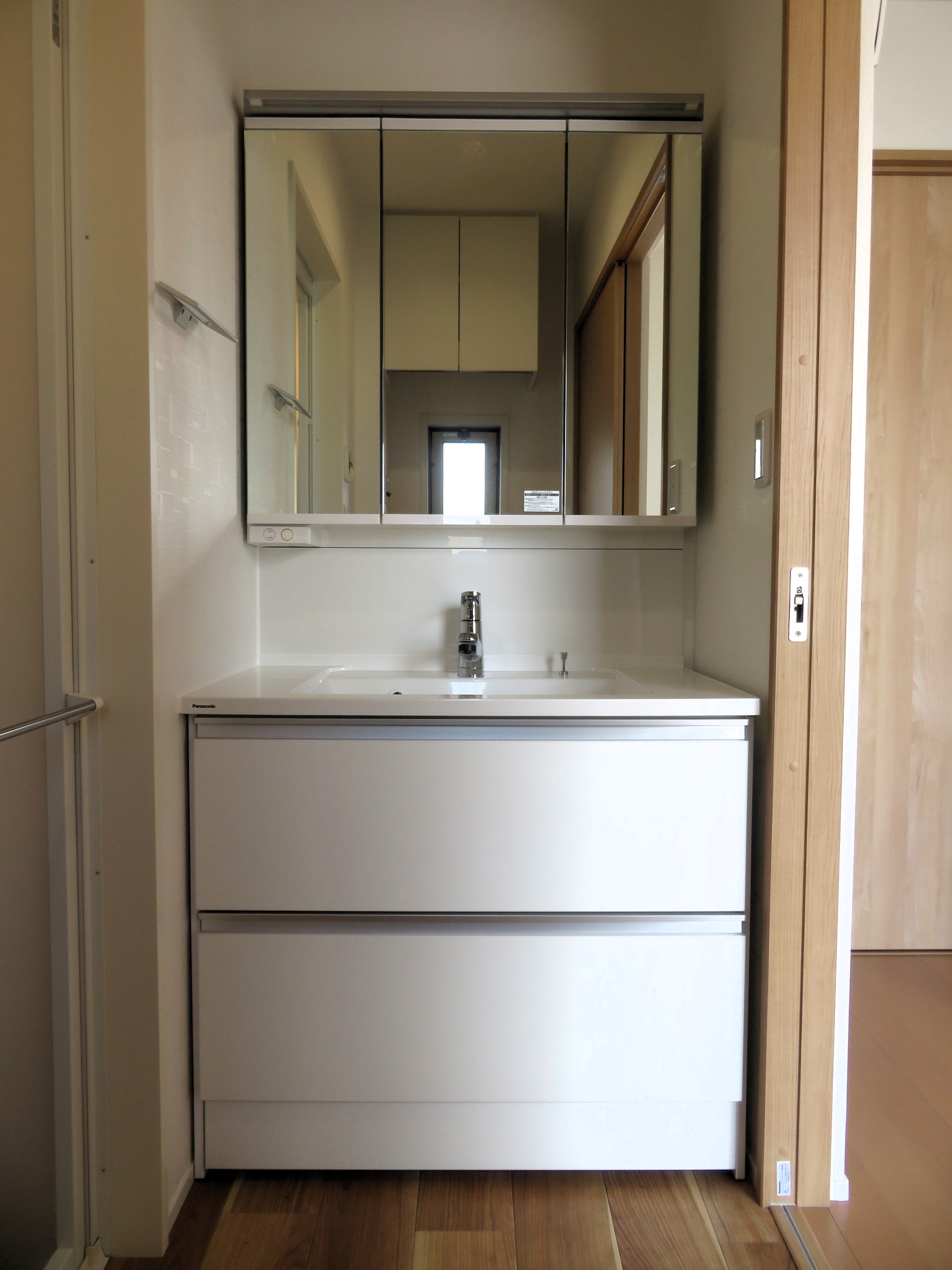 洗面設備　独立型洗面台！脱衣所にも窓付きで換気できます！