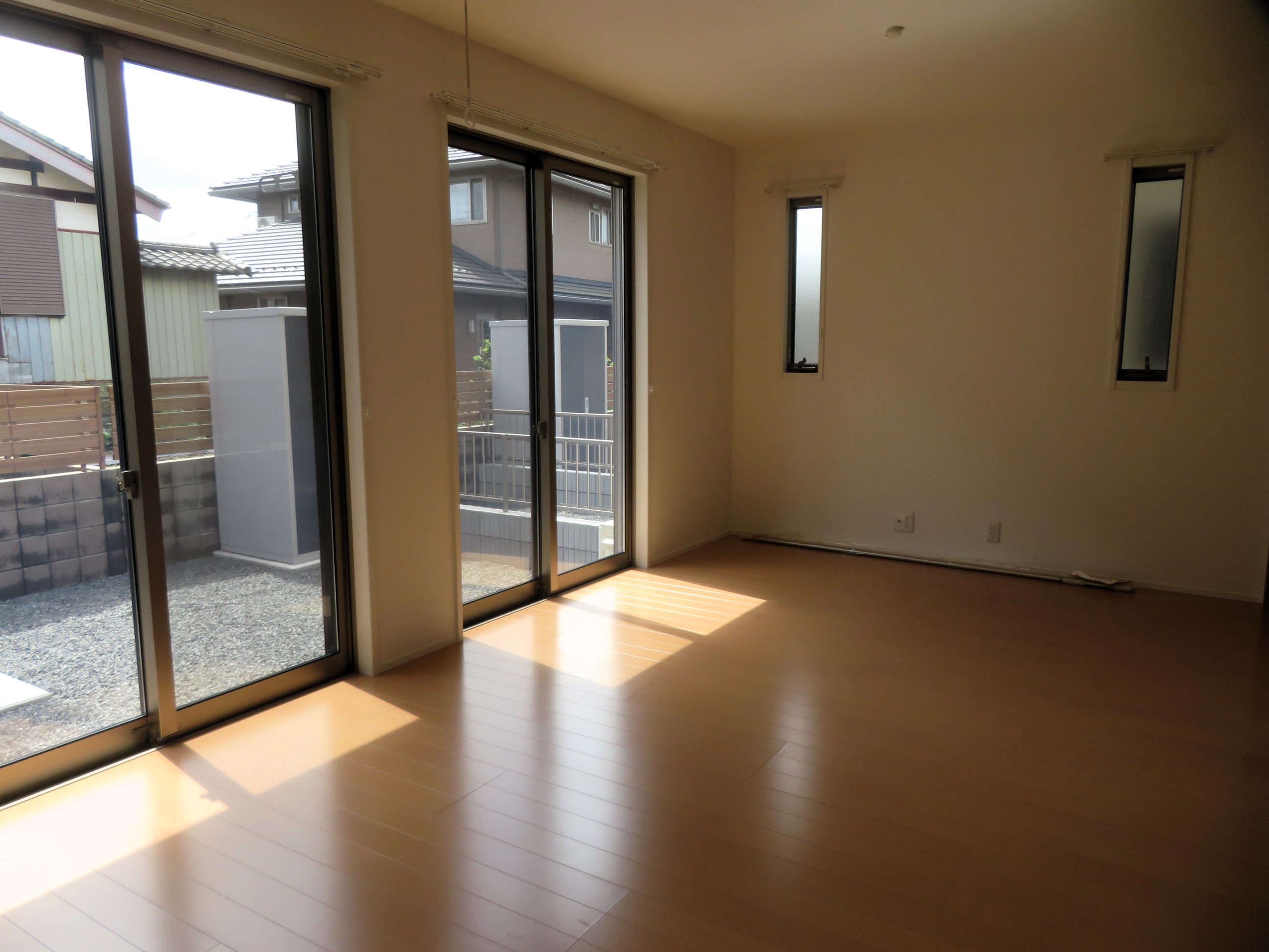 居室・リビング　約16帖の広いリビングです！窓が多く明るい室内です！