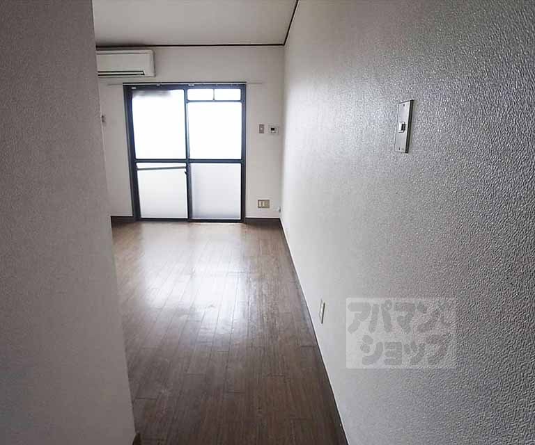 その他部屋・スペース　玄関から室内に向かって