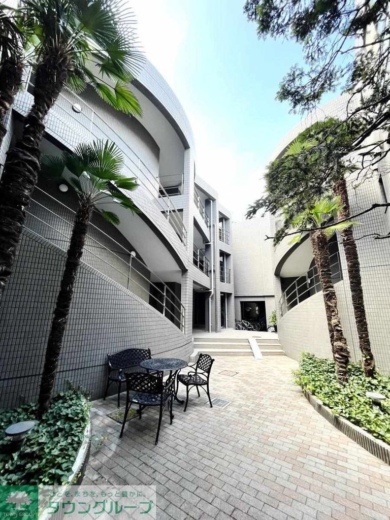 庭　中庭のような、ゆとりと清潔感のある共用部