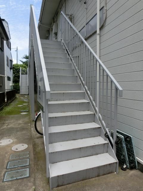 その他共有部分　二階へと続く階段です