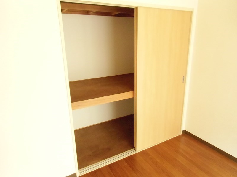 収納　枕棚、中段付きの収納はとても便利です。