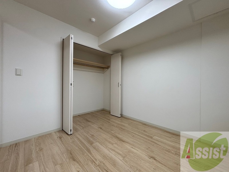 その他部屋・スペース　寝室はこちらです。光が差し込む、温かみのあるお部屋です。