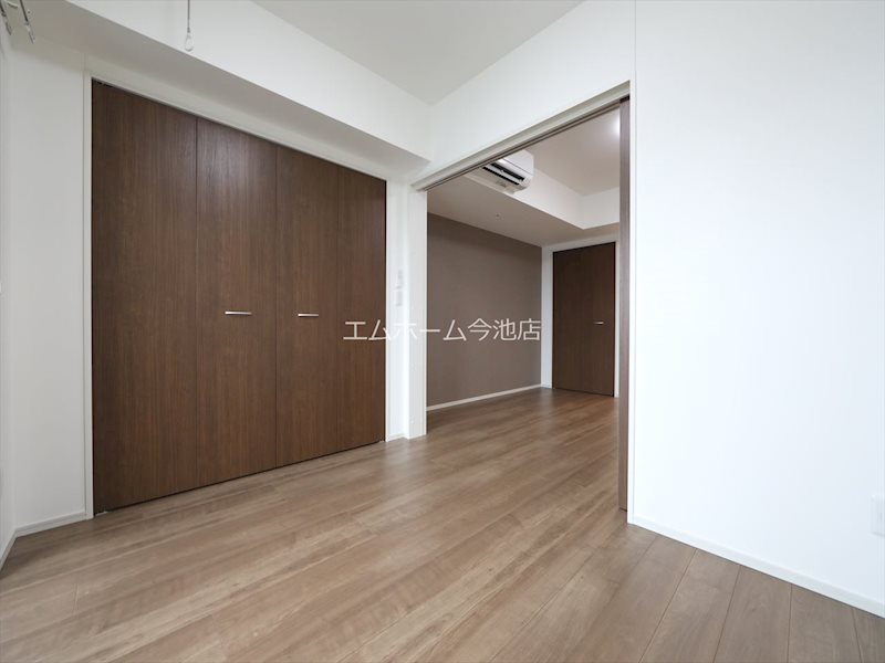 その他部屋・スペース　洋室5.0帖　収納充実　バルコニーに面しています