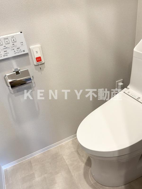 トイレ　落ち着いた色調のトイレです