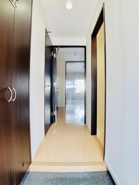 玄関　※別部屋の参考写真です。