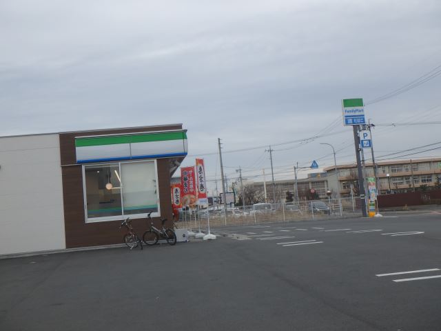 コンビニ　ファミリーマート（コンビニ）まで320m