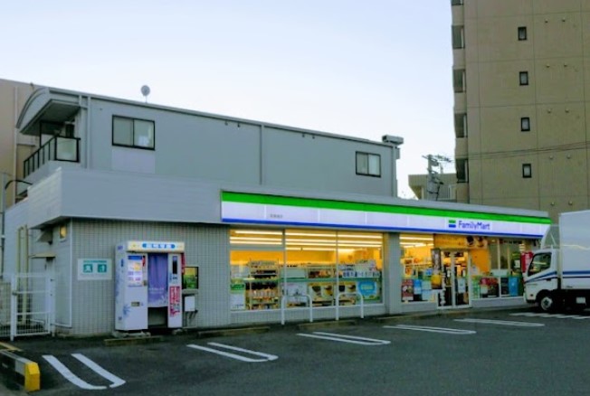コンビニ　ファミリーマート 本陣通店（コンビニ）まで535m