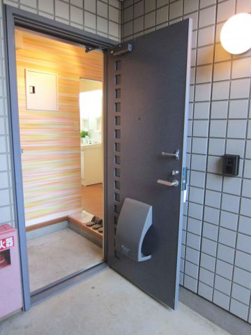 玄関　玄関には明るい色のアクセントクロス使用
