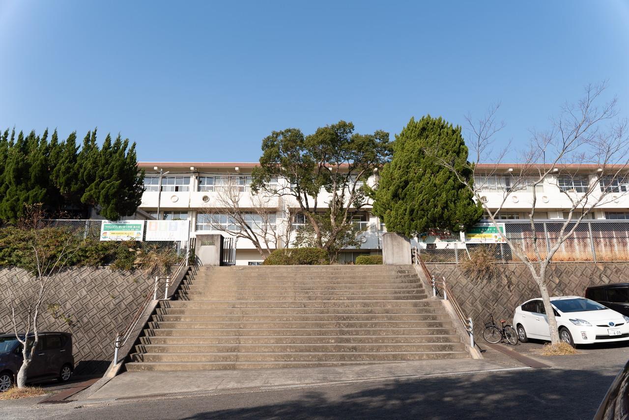 中学校　長与町立長与中学校（中学校）まで588m