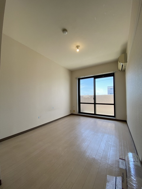 居室・リビング　白色基調の清潔感のあるお部屋です。