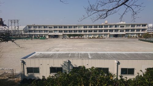 中学校　半田市立青山中学校（中学校）まで955m