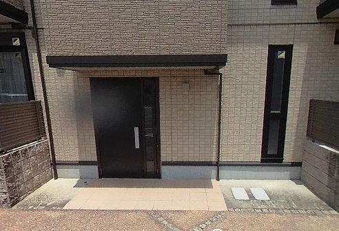 広島電鉄宮島線 楽々園駅 バス乗車時間：17分 最寄りバス停で下車 徒歩5分 2階建 築10年の玄関写真