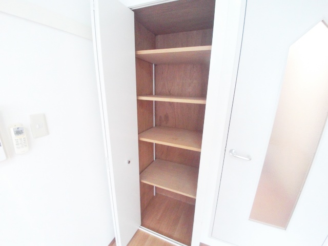 収納　大きくはありませんが収納も付いてます