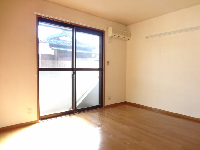 居室・リビング　洋室７．２帖☆２面採光なので、明るく風通しのよいお部屋です♪