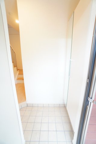 玄関　※同物件・同タイプの写真です。
